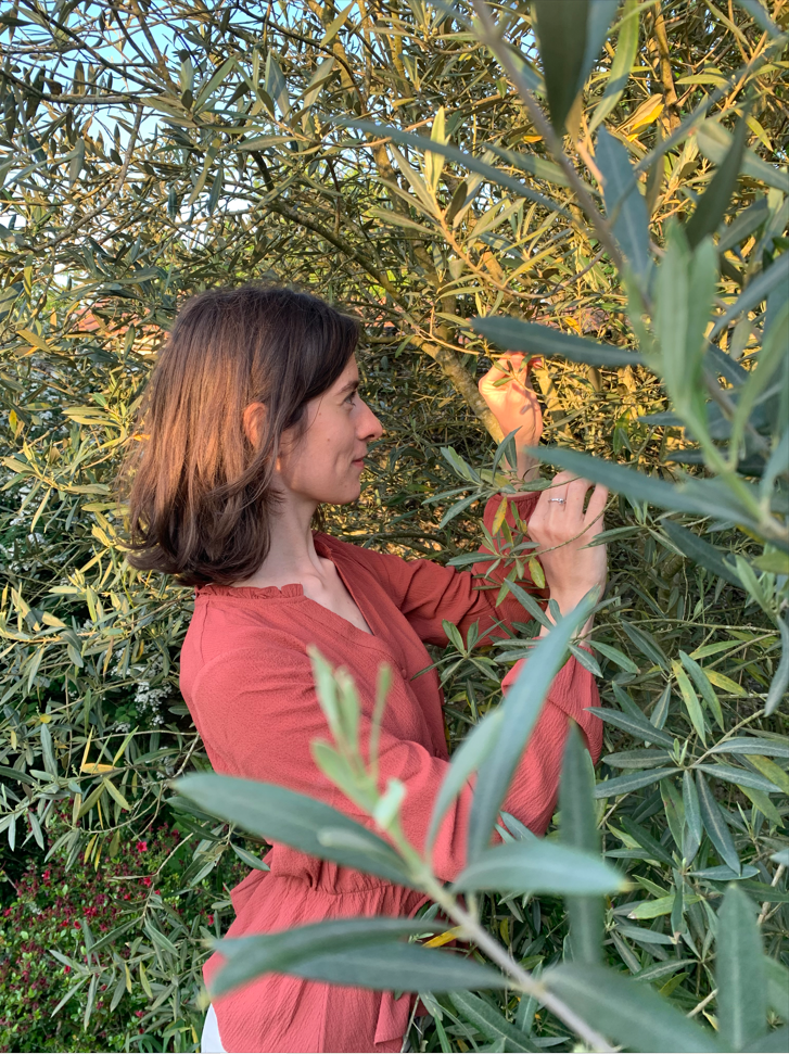 Agnès naturothérapeute, phytothérapeute, plantes médicinales, au jardin à Vertou