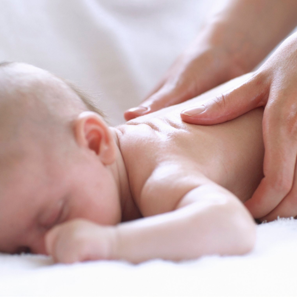 Quelles huiles essentielles pour mon bébé ? L'huile essentielle en application cutanée, massage sur le dos de bébé